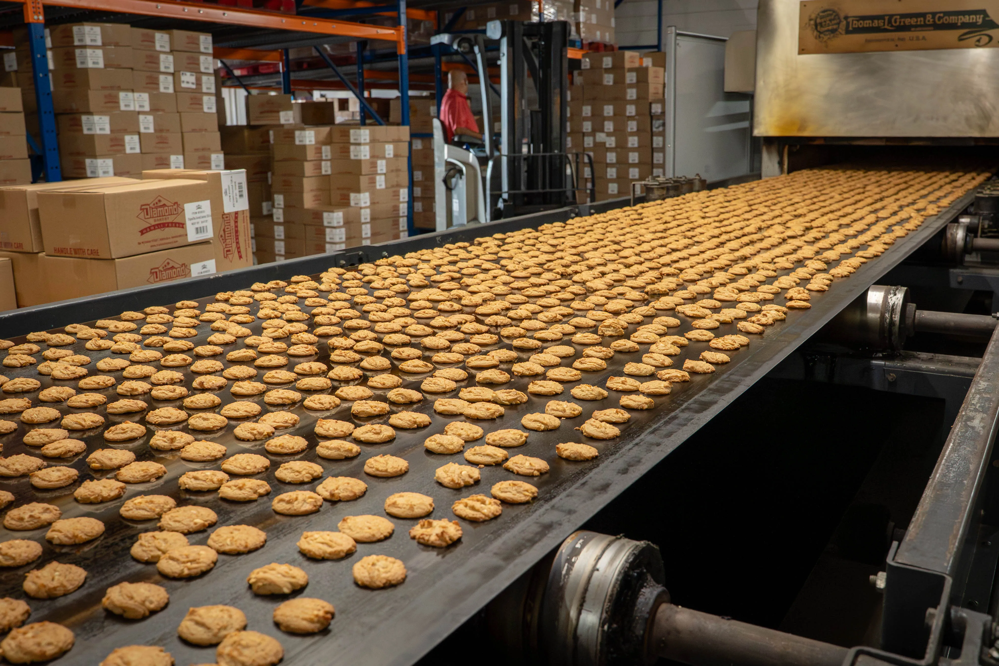 ダイヤモンドベーカリーの工場内でクッキーが製造される様子